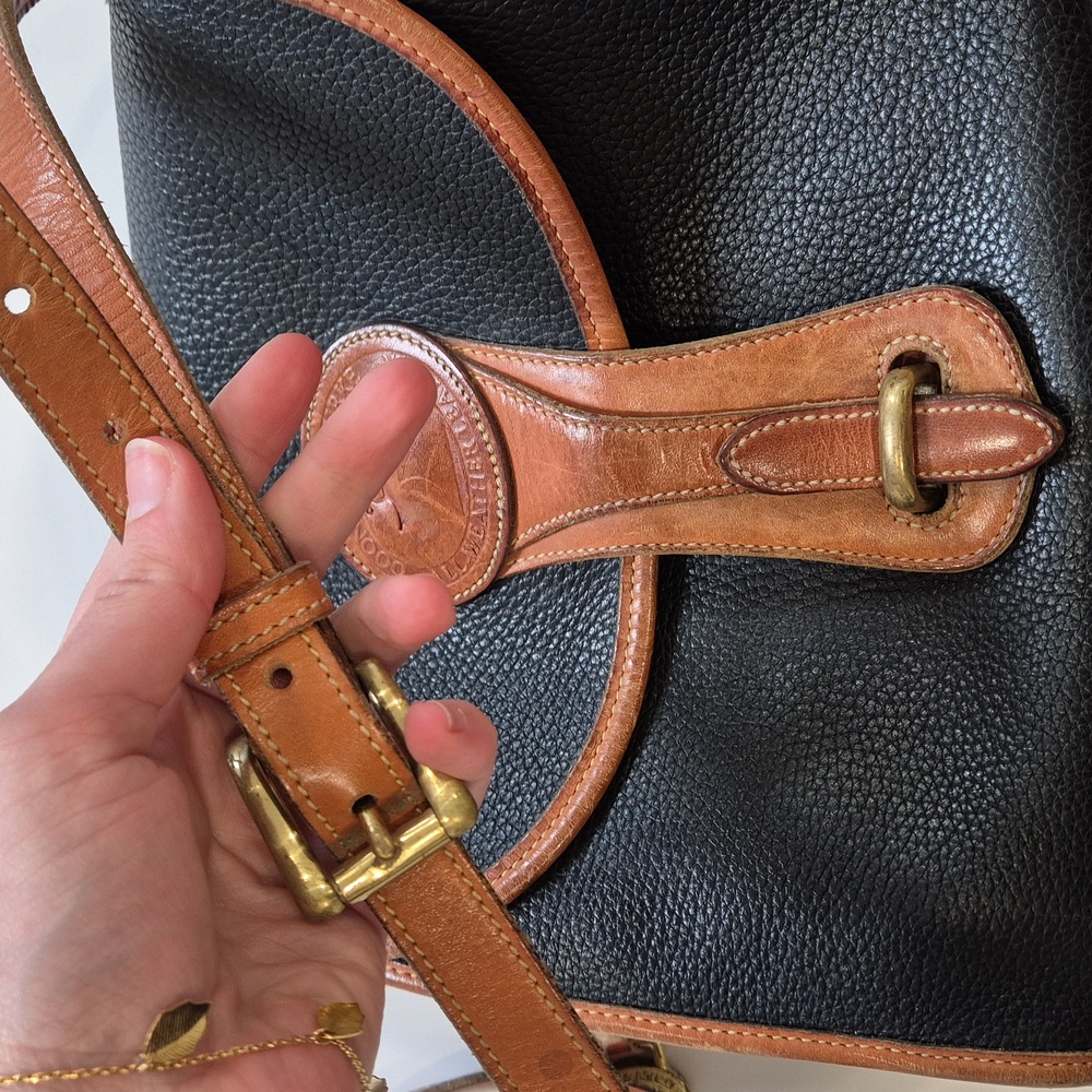 Vintage Classic Black and Tan Leather Shoulder Bag Crossbody Bag - Picture 6 of 17